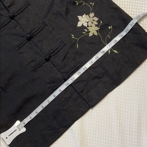 𝅺RELATIVITY black embroidered linen Asian style top - Picture 3 of 7
